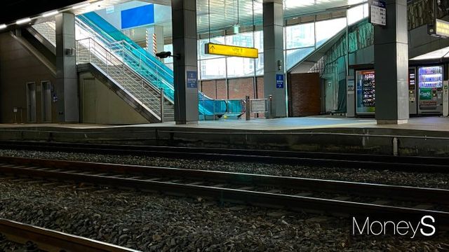 지난 2월7일 부산역 일대에서 지반침하가 발생헀다. 사진은 지난 2일 부산역 1번 승강장 옆 단차 모양이 구불어진 모습. /사진=차봉주기자