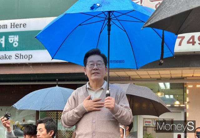 이재명 더불어민주당 대선 후보가 민주당 험지인 대구경북(TK) 지역을 방문해 "이 나라가 국민을 위한 진짜 민주공화국으로 6월3일에는 확실히 재출발해야 한다"며 지지를 당부했다. 사진은 이 후보가 9일 경북 경주 용강동을 방문해 즉흥연설에 나선 모습. /사진=김성아 기자