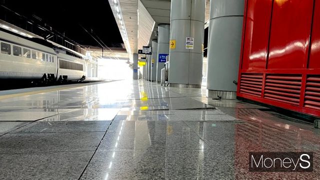 지난 2일 3호차 탑승구 철로 바닥에 균열이 일어난 모습. /사진=차봉주기자