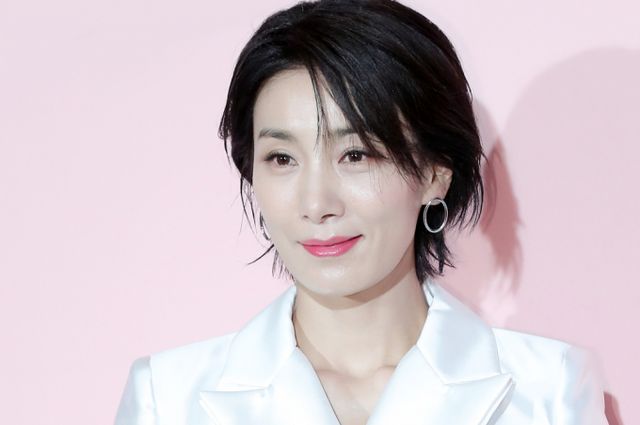 배우 김서형이 소속사 미스틱스토리와 전속계약을 맺고 새 출발을 알렸다. 사진은 2019년 3월27일 김서형이 서울 중구 반얀트리호텔에서 열린 코스메틱 브랜드 론칭행사에 참석한 모습. /사진=스타뉴스
