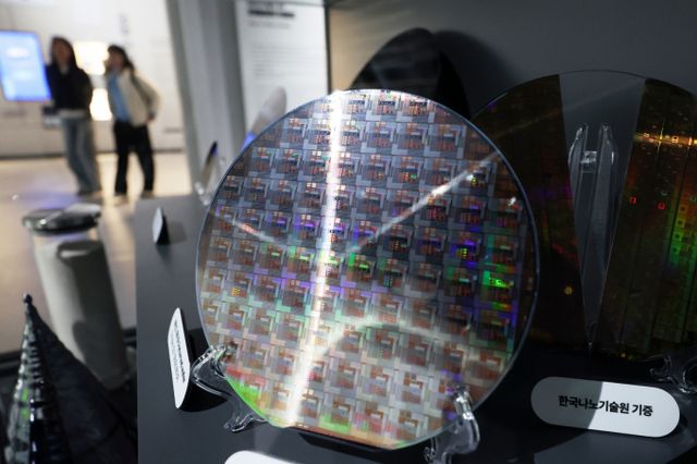 국내 반도체기업이 범용 D램 가격 상승, 미국의 인공지능(AI) 반도체 수출 규제 폐기 등의 호재를 맞았다. 사진은 지난달 15일 경기 과천시 과천국립과학관 미래상상,SF관에서 관람객들이 반도체 관련 전시품을 살펴보는 모습. /사진=뉴스1