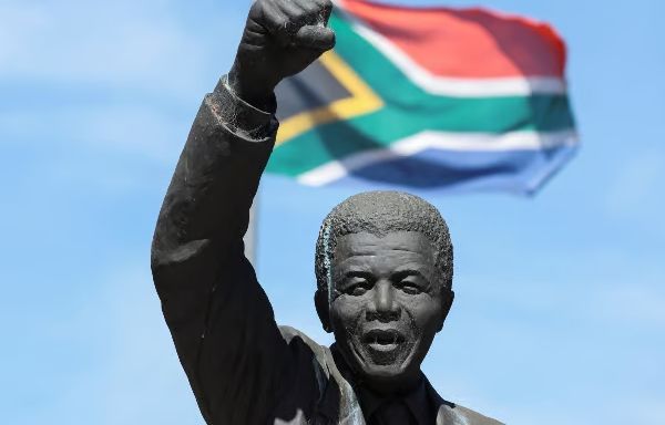 넬슨 만델라는 사망 이후에도 인권 운동과 평화의 상징으로 남았다. 사진은 남아프리카 공화국 케이프 타운에 위치한 넬슨 만델라 대통령의 동상. /사진= 로이터