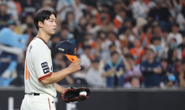한화 이글스가 키움 히어로즈를 상대로 26년 만에 10연승에 도전한다. 사진은 2025시즌 한화 이글스에서 활약 중인 엄상백의 모습. /사진=뉴스1