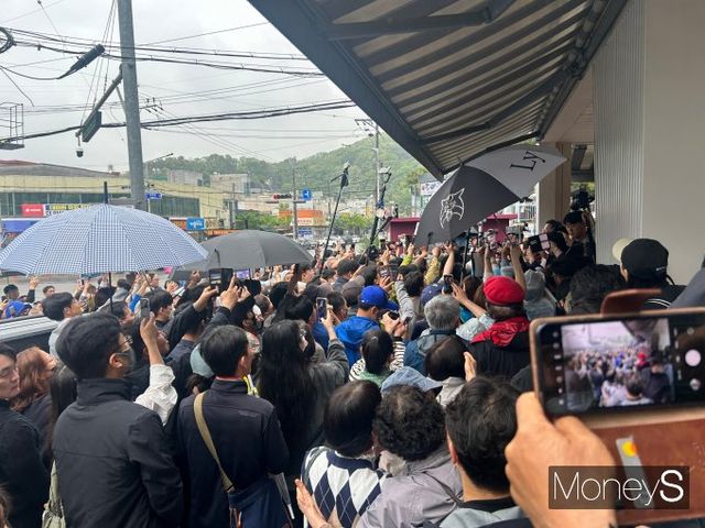 이 후보는 칠곡군 방문 일정 말미에는 단상에 올라 구 여권을 겨냥하며 민주주의의 본질을 다시금 환기했다. 사진은 수많은 인파가 이 후보를 보기 위해 몰린 모습. /사진=김성아 기자