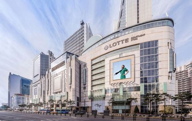롯데쇼핑이 경기침체, 이상기후 등 어려운 경영 환경 속에서도 올 들어 수익성 개선에 성공했다. /사진=롯데쇼핑