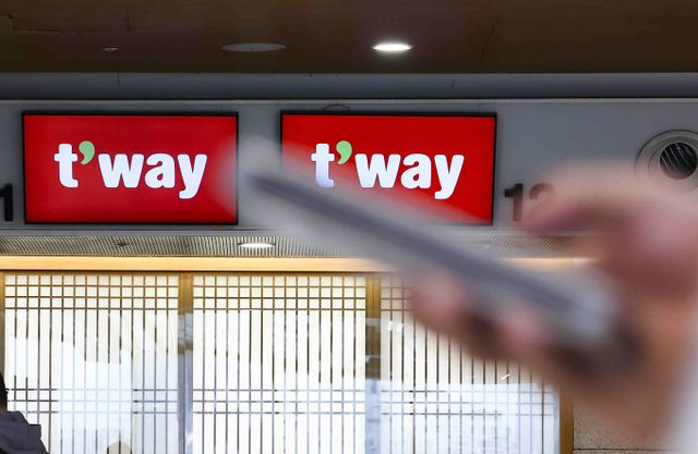 대명소노그룹이 티웨이항공 인수 완료 문턱에서 공정위의 기업결합 심사 승인을 기다리고 있다. 사진은 김포국제공항 국내선청사의 티웨이항공 데스크. /사진=뉴시스