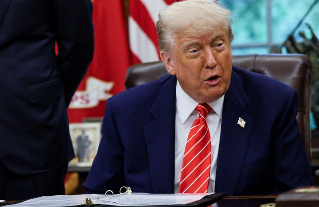 도널드 트럼프 미국 대통령이 중국과의 첫 무역 협상이 잘 진행되면 관세를 내릴 수도 있다고 밝혔다. 사진은 지난 8일(현지시각) 트럼프 대통령이 미국 워싱턴D.C 백악관 집무실에서 영국과의 무역 협정을 발표하는 모습. /사진=로이터