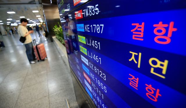 제주에 호우특보가 강화되면서 항공기와 여객선이 일부 결항됐다. 사진은 9일 제주국제공항 1층 대합실 출도착 상황판에 항공기 지연과 결항 운항 안내가 떠 있는 모습. /사진=뉴시스