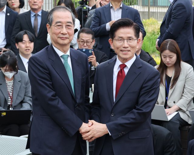 김문수 국민의힘 대선 후보와 한덕수 무소속 예비후보에 대한 여론조사 결과가 공개되지 못할 것으로 보인다. 사진은 지난 8일 서울 여의도 국회 강변서재에서 단일화 공개 회동을 진행하는 김 후보(오른쪽)와 한 후보. /사진=뉴스1