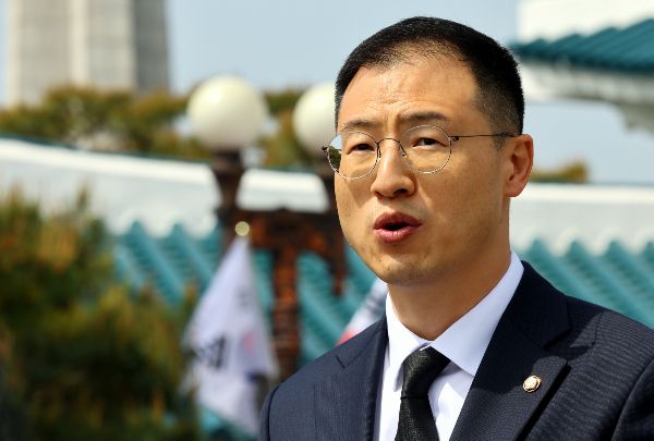 국민의힘을 탈당한 김상욱 무소속 의원이 더불어민주당 입당 가능성을 시사했다. 사진은 김상욱 무소속 의원이 국립서울현충원 참배 후 기자회견 중인 모습. /사진=뉴시스