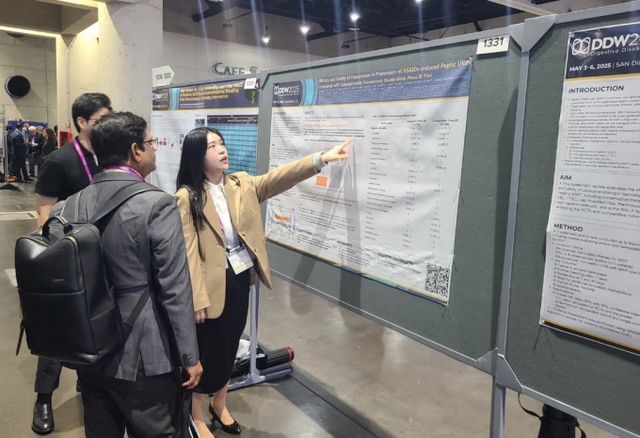 대웅제약이 2025 소화기질환 주간(DDW 2025)에 참가해 펙수클루의 인도 현지 임상 3상 결과를 공개했다. 해외 의료진(왼쪽)이 펙수클루(펙수프라잔)의 NSAIDs 유도 소화성궤양 예방 임상연구 결과를 보고 있다. /사진=대웅제약 