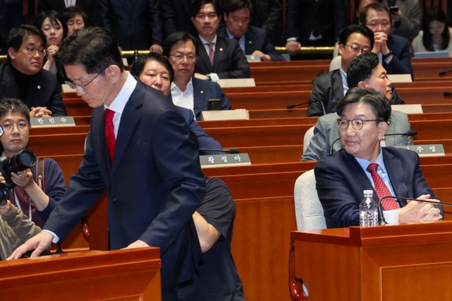 김문수 국민의힘 대선 후보(왼쪽)가 9일 서울 여의도 국회에서 열린 의원총회에서 지도부를 향해 "무소속을 당 후보 만들려 불법부당 수단 동원, 중단하라"며 입장을 밝힌 뒤 자리로 향하고 있다. 권성동 국민의힘 원내대표(오른쪽)이 김 후보를 바라보고 있다. /사진=뉴스1