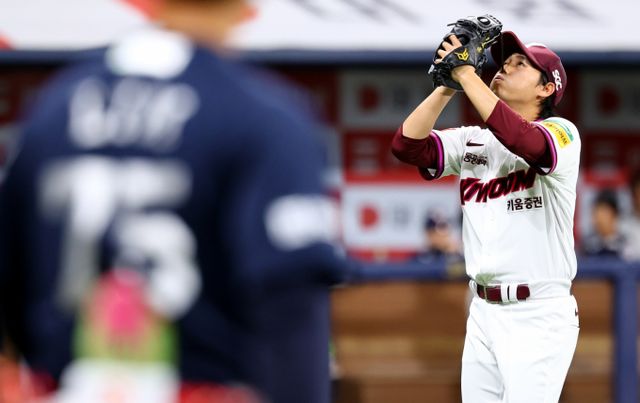 키움 히어로즈가 단독 1위 한화 이글스를 상대로 연승에 도전한다. 사진은 2025시즌 키움 히어로즈에서 활약 중인 하영민의 모습. /사진=뉴시스