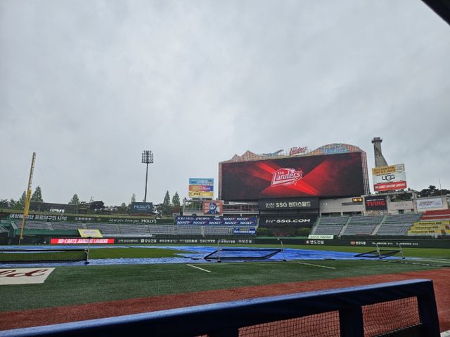 한국야구위원회가 9일 예정된 경기 중 4경기를 우천 취소했다. 사진은 9일 인천 미추홀구 SSG랜더스 파크의 모습. /사진=뉴스1