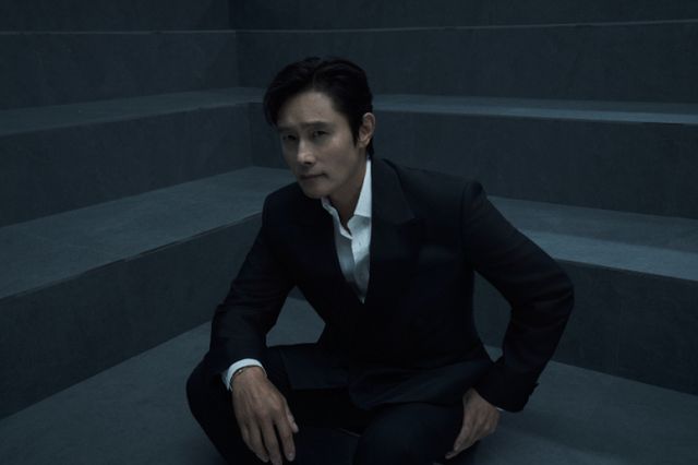 넷플릭스 오리지널 시리즈 '오징어게임' 시즌2의 배우 이병헌이 라운드 인터뷰를 위해 포즈를 취하고 있다./사진=스타뉴스 