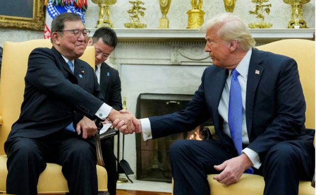 이시바 일본 총리와 도널드 트럼프 미국 대통령이 조만간 만날 예정이다. 사진은 지난 2월7일 도널드 트럼프 미국 대통령(오른쪽)이 미국 워싱턴 D.C. 백악관에서 이시바 시게루 일본 총리와 악수하고 있는 모습. /사진=로이터