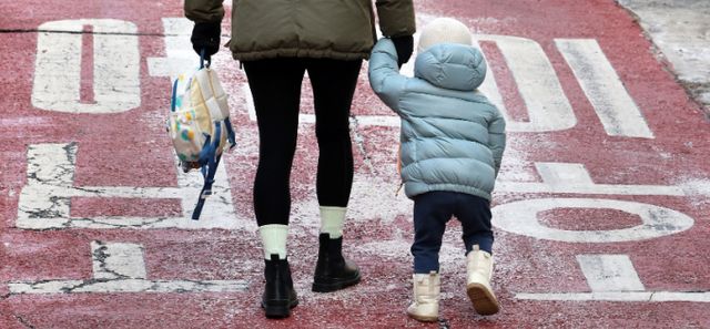 직장인 10명 가운데 4명은 육아휴직이나 출산휴가를 제대로 사용하지 못하는 것으로 나타났다. 사진은 서울시내 한 어린이집에서 한 어린이가 등원하고 있는 모습./사진=뉴스1 이동해 기자