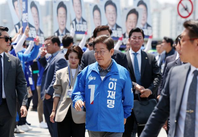 사진은 이날 오후 대구 동구 동대구역 광장에서 열린 유세에 도착해 연단으로 향하는 이 후보. /사진=뉴시스