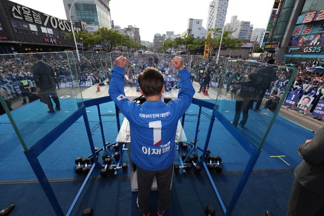 이재명 더불어민주당 대선 후보가 선거를 이틀 앞두고 민주당 험지 영남 지역을 돌며 표심을 공략했다. 사진은 1일 울산 동구 일산해수욕장 로터리에서 열린 집중 유세에서 지지를 호소하는 이 후보. /사진=공동취재