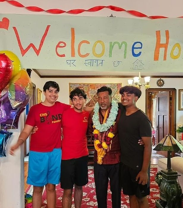 미국에서 입양한 딸을 성폭한 혐의를 받고 378년형을 선고받은 50대 남성이 복역한 지 16년 만에 무죄로 밝혀졌다. 사진은 입양 딸 성폭행 혐의를 받고 378년형을 받은 아자이 데브(오른쪽 두번째)와 가족들의 모습. /사진=데일리메일 홈페이지 캡처