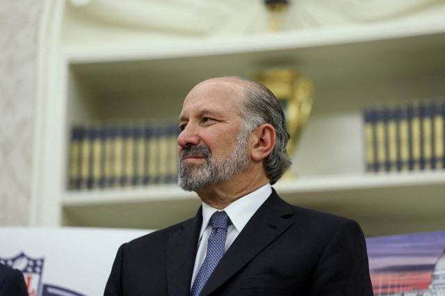 하워드 러트닉 미국 상무부 장관이 관세 정책은 사라지지 않을 것이라고 강조했다. 사진은 러트닉 장관이 지난달 5일(현지시각) 미국 워싱턴D.C 백악관에서 도널드 트럼프 미국 대통령이 NFL 드래프트를 워싱턴에서 실시한다는 발표를 듣고 있는 모습. /사진=로이터 