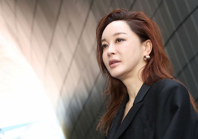 서울대 출신 배우 김혜은이 동문인 유시민 작가의 발언을 저격하는 듯한 글을 게재해 논란이 일고 있다.사진은 지난해 9월 서울 동대문디자인플라자(DDP)에서 열린 '서울 패션위크'(SEOUL FASHION WEEK) 컬렉션에 참석한 배우 김혜. /사진=뉴스1