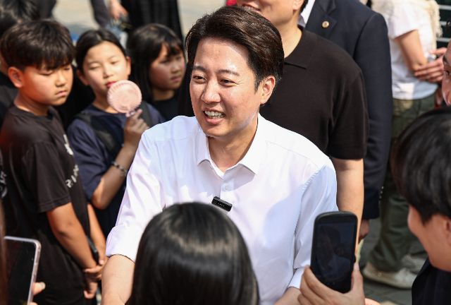 이준석 개혁신당 대선 후보가 1일 국민의힘이 아닌 자신에게 표를 던져달라고 호소했다. 사진은 이날 경기 화성 제2동탄신도시에서 유세 중인 이 후보. /사진=뉴스1