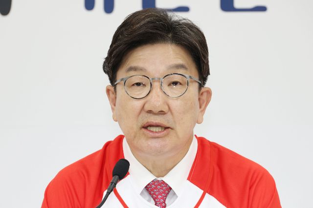 권성동 국민의힘 원내대표는 1일 앞서 유시민 작가의 발언 논란을 두고 이재명 더불어민주당 대선 후보가 입장을 밝힌 데 대해 비판의 수위를 높였다. 사진은 지난달 29일 서울 여의도 국회에서 기자간담회를 연 권 원내대표. /사진=뉴스1