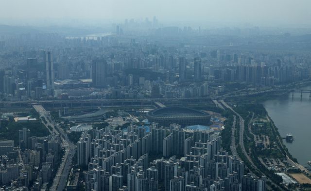 사진은 서울 송파구 롯데월드타워 전망대 서울스카이에서 바라본 서울 송파구와 강남구, 서초구 아파트. /사진=뉴시스 조수정 기자 