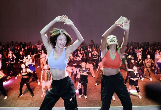 줌바 아시아 홍보대사 배우 최여진과 제니퍼 김이 27일 열린 '2024 줌바 진 아카데미 (ZIN Academy)‘에서 줌바 강사를 대상으로 클래스를 진행하며 합동 군무를 펼치고 있다./사진=뉴스1 송원영 기자