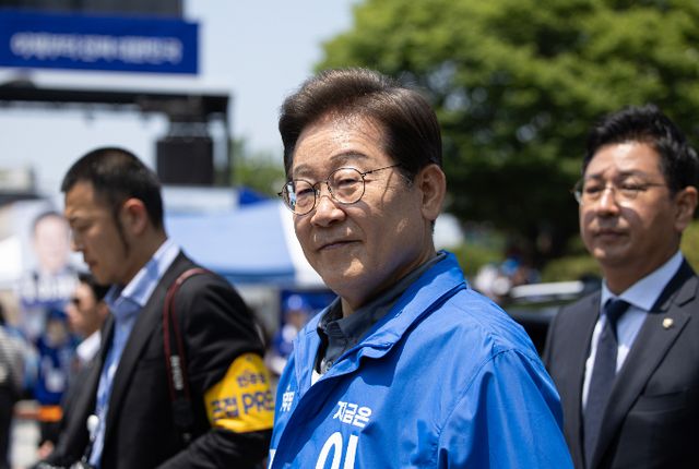 사진은 이날 경북 안동 웅부공원 유세를 마친 뒤 이동하는 이 후보. /사진=뉴스1