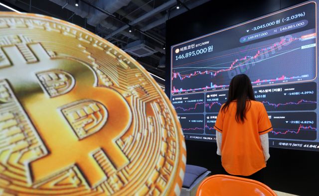 비트코인이 역대 최고가 대비 5% 이상 하락세를 보이는 30일 서울 강남구 빗썸 라운지 전광판에 비트코인 시세가 표시되고 있다. 사진은 기사내용과 연관이 없음./사진=뉴시스 김혜진 기자 