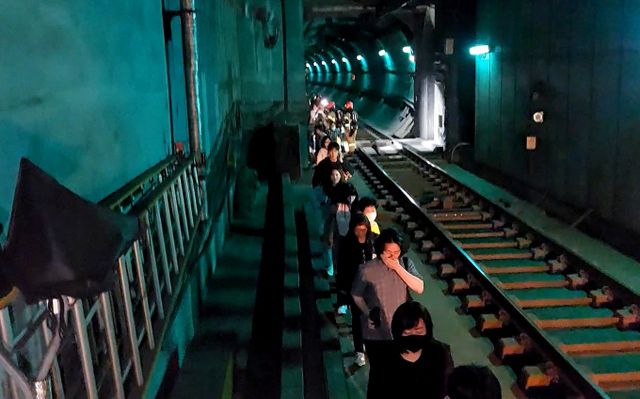 운행 중인 서울지하철 5호선 열차에 불을 지른 60대 남성이 2일 구속심사를 받는다. 사진은 지난달 5월31일 서울 지하철 5호선 마포역~여의나루역 구간을 지나는 열차에서 방화로 인한 화재가 발생한 가운데 승객들이 선로를 통해 대피하고 있는 모습. /사진=뉴스1(서울 영등포소방서 제공_