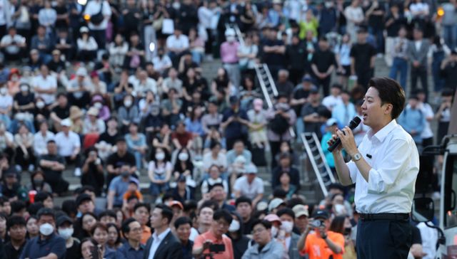 이준석 개혁신당 대통령 후보가 1일 오후 서울역 광장에서 시민들에게 지지를 호소하고 있다. /사진=뉴스1