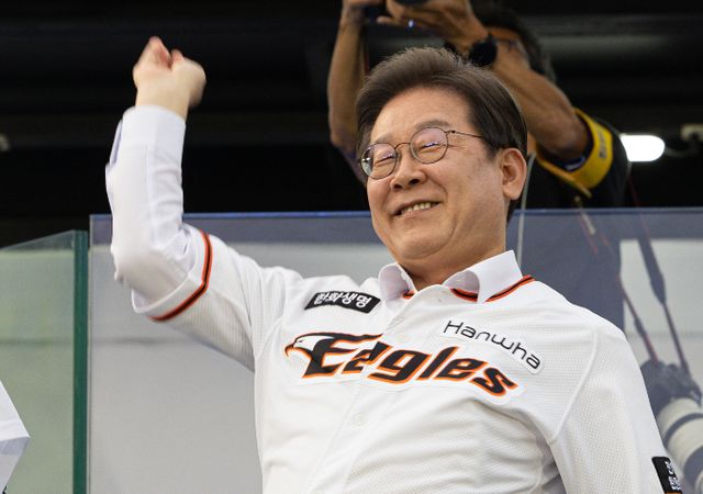 이재명 더불어민주당 대선 후보가 1일 '김대중, 노무현 전 대통령의 길을 잇겠다'고 밝혔다. 사진은 전날 대전 서구 대전시청 앞 보라매공원에서 송진우 전 한화이글스 투수가 전달한 유니폼을 입은 이 후보. /사진=뉴스1