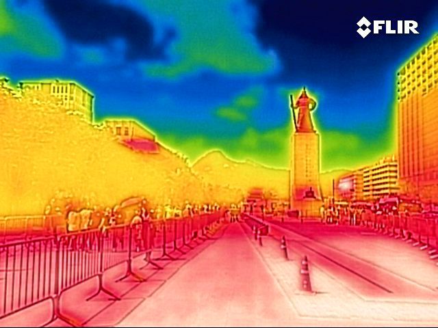 서울에 이틀 연속으로 오전주의보가 내려졌다. 열화상 카메라로 촬영한 사진은 온도가 높을수록 붉은색, 낮을수록 푸른색을 나타낸다./사진=뉴시스 김근수 기자 