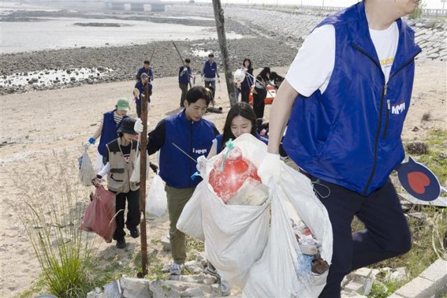 HMM이 최근 바다의 날(5월31일)을 앞두고 임직원과 함께 해변 정화활동을 실시했다. 사진은 지난달 30일 영종도 거잠포해변 일대에서 진행된 해변 정화활동에서 HMM 임직원과 해양경찰 등 봉사자들이 해변에 버려진 쓰레기를 줍던 모습. /사진=HMM