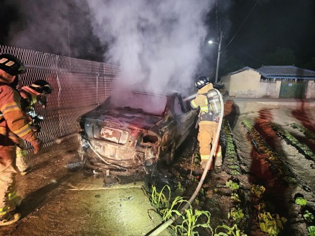 경북 상주 국도를 달리던 승용차에서 화재가 발생했다./사진=뉴스1(경북소방본부 제공)