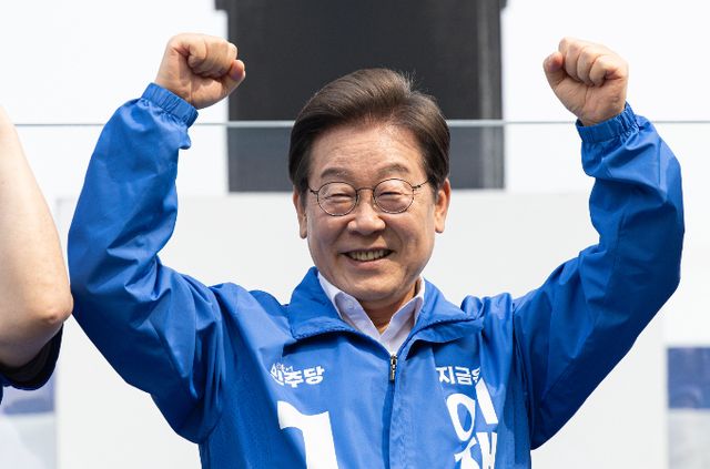 이재명 더불어민주당 대선 후보가 1일 부산에 동남투자은행을 설립하겠다고 밝혔다. 사진은 전날 충북 청주 오창프라자 앞 광장에서 유세 중인 이 후보. /사진=뉴스1