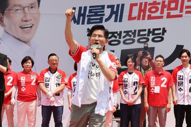 김문수 국민의힘 대선 후보가 1일 경기 수원·성남 유세에서 이재명 더불어민주당 대선 후보 비판과 윤석열 전 대통령과의 거리두기에 나섰다. 사진은 이날 서울 강남구 코엑스 인근에서 열린 집중유세에서 지지를 호소하는 김 후보. /사진=공동취재