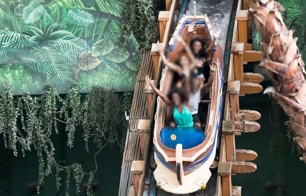 서울 롯데월드 어드벤처의 수상 놀이기구 후룸라이드 보트가 운행 도중 기울어지면서 탑승객이 물에 빠지는 사고가 발생했다. 사진은 서울 송파구 롯데월드 어드벤처의 놀이기구 후룸라이드를 즐기는 탑승객들 모습. /사진=뉴스1