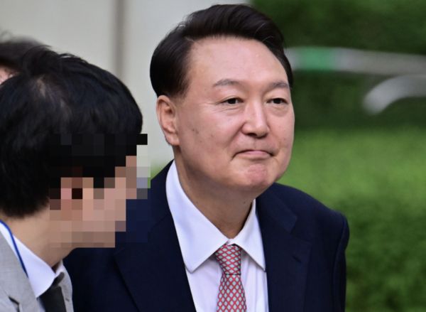 서정욱 변호사가 윤 전 대통령이 본인의 100% 무죄를 확신하고 있다고 밝혔다. 사진은 윤석열 전 대통령이 지난 9일 오후 서울 서초구 중앙지방법원에서 열린 내란 우두머리 혐의, 직권남용 권리행사방해 혐의 사건 6차 공판을 마친 후 취재진의 질문을 받으며 법원을 나서고 있는 모습. /사진=뉴시스(공동취재단)