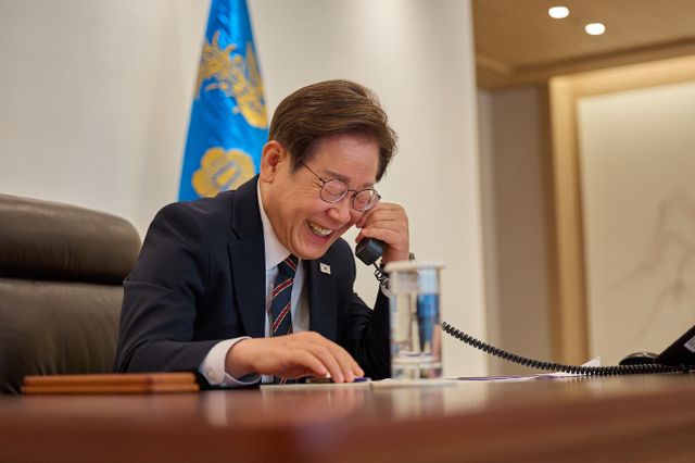 이재명 대통령이 미국, 일본에 이어 중국 정상과 통화할 것으로 예상되며 실용외교의 길을 택했다는 평가가 나온다. 사진은 지난 9일 이시바 시게루 일본 총리와 통화 중인 이 대통령. /사진=대통령실