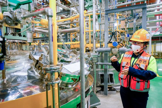 노수진 광양 전구체 공장장이 생산설비를 소개하고 있다. /사진=포스코퓨처엠