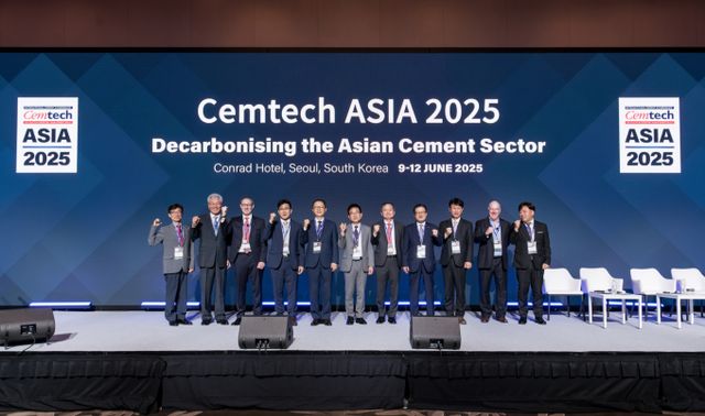 10일 서울 여의도 콘래드호텔에서 '2025 Cemtech Asia'(2025 셈텍 아시아)가 열렸다. 사진은 왼쪽부터 윤종석 한국세라믹기술원장, 이창기 한국시멘트협회 부회장, 토마스 암스트롱 인터내셔널 시멘트 리뷰 편집장(회장) 겸 셈텍 아시아 총괄책임자, 이원진 삼표시멘트 대표, 이승렬 산업통상자원부 산업정책실장, 전근식 한국시멘트협회 회장, 한인호 성신양회 대표, 이현준 쌍용C&E 대표, 배동환 삼표시멘트 대표, 토니 하들리 THAA Ltd 대표, 김의철 한국시멘트협회 기술개발실장이 기념촬영을 하는 모습. /사진=한국시멘트협회