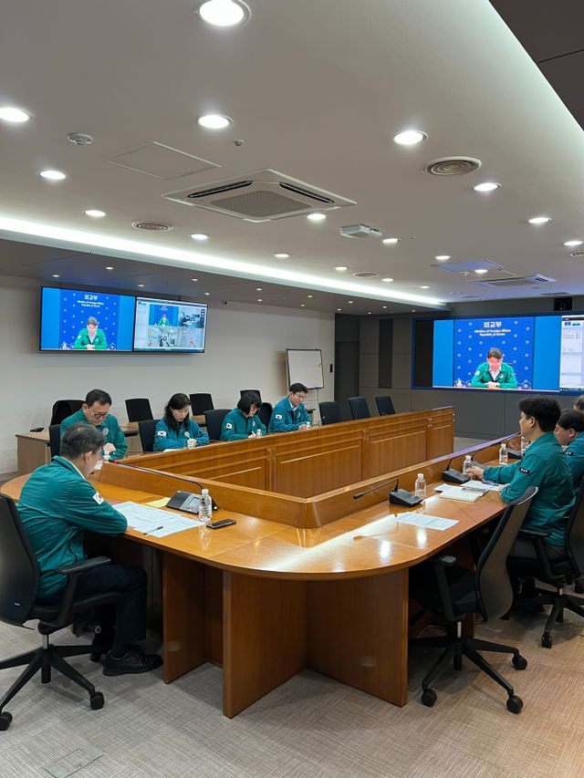 정부가 최근 미국 캘리포니아주 로스앤젤레스(LA)에서 발생한 불법 이민 단속 반대 시위에 대해 재외국민의 안전과 보호 대책 마련을 위해 회의를 진행했다. 사진은 윤주석 외교부 영사안전국장이 10일 LA에서 발생한 시위와 관련한 정부 합동 상황점검회의를 주재한 모습. /사진=뉴스1(외교부 제공)