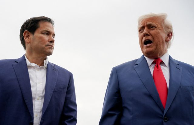 미국 국무부가 법원 결정에 따라 하버드 대학교 유학생과 교환 방문자 비자 발급 절차를 재개를 해외 주재 미국 대사관과 영사관에 지시했다. 사진은 지난 8일(현지시각) 미국 뉴저지주 모리스타운 공항에서 전용기에 탑승 전 기자들과 인터뷰하는 도널드 트럼프 미국 대통령(오른쪽)과 마코 루비오 미국 국무장관의 모습. /사진=로이터