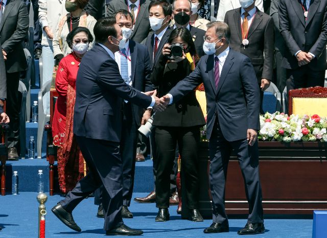 사진은 2023년 6월10일 서울 여의도 국회의사당 앞 잔디마당에서 제20대 대통령 취임식을 마치고 악수하는 윤 전 대통령(왼쪽)과 문 전 대통령. /사진=공동취재