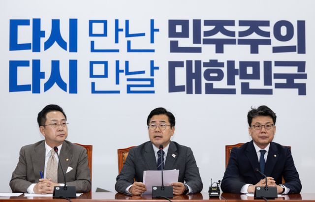 더불어민주당이 이재명 대통령의 추경 추진을 긍정 평가했다. 사진은 10일 오전 서울 여의도 국회에서 열린 원내대책회의에 참석한 박찬대 더불어민주당 대표 직무대행 겸 원내대표(가운데). /사진=뉴스1