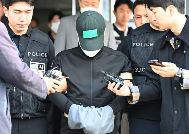 일가족 5명을 살해한 혐의로 재판에 넘겨진 50대 가장이 첫 공판에서 혐의를 모두 인정했다. 사진은 지난 4월 경기 용인동부경찰서 유치장을 나와 검찰로 송치되고 있는 50대 가장 A씨. /사진=뉴시스